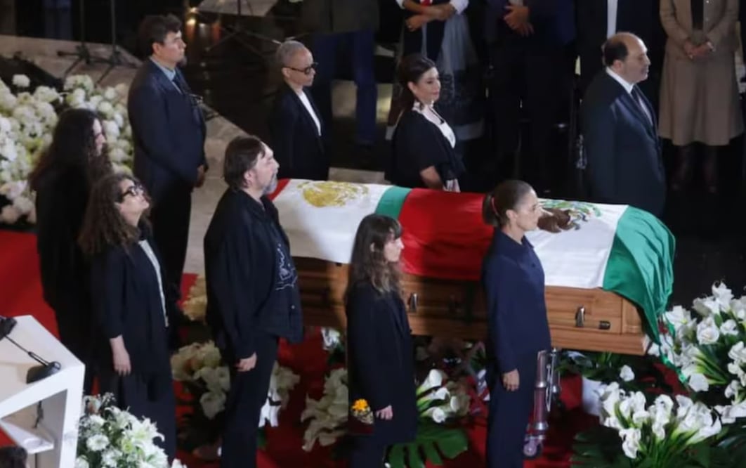 La presidenta de México, Claudia Sheinbaum, durante el homenaje de cuerpo presente al ingeniero y político mexicano Cuauhtémoc Cárdenas, en el Palacio de Bellas Artes el 30 de octubre de 2026. Foto: Fernanda Rojas / EL UNIVERSAL