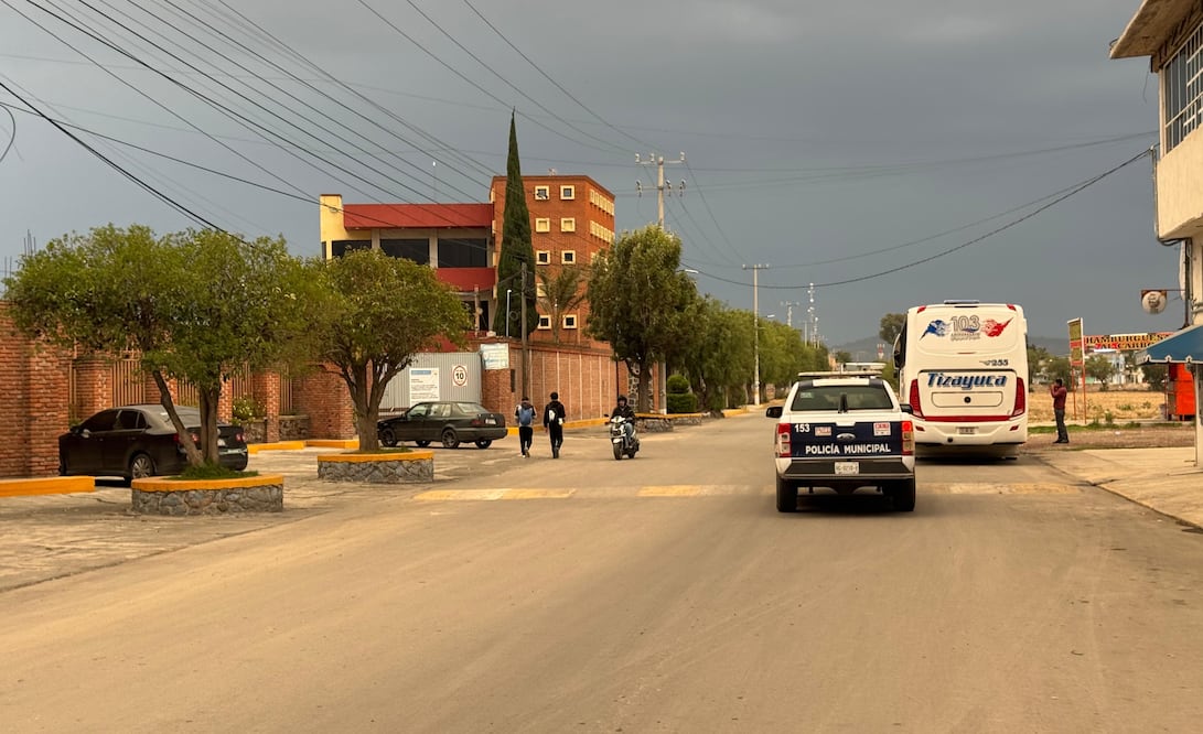 Mesa de diálogo en la terminal de la Zapata I
foto Javier Quezada