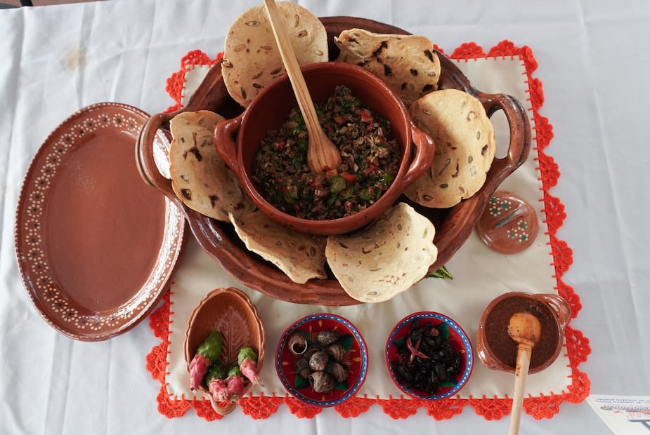 Jóvenes cocineros preservan la gastronomía tradicional del Valle del Mezquital | Facebook: Ese Chikitin Mx