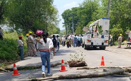 Retienen a empleados de CFE y bloquean carretera en Jaltocán por falta de luz