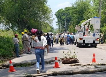 Retienen a empleados de CFE y bloquean carretera en Jaltocán por falta de luz