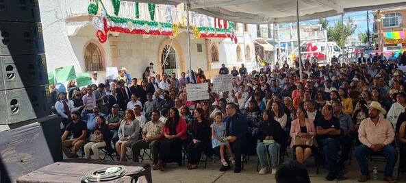 Se manifiestan lecheros en informe de Armando Azpeitia