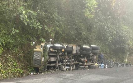Vuelca camión de carga en la carretera México-Tampico; solo daños materiales