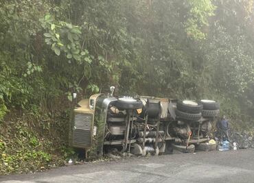 Vuelca camión de carga en la carretera México-Tampico; solo daños materiales