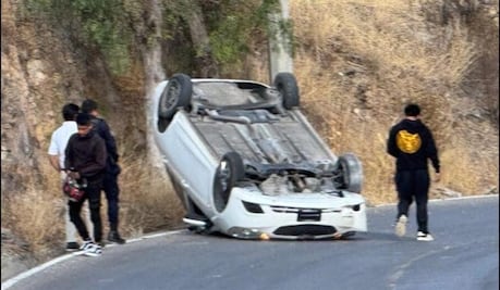 Aparatosa volcadura en la carretera San Juan Tepa-Vicente Guerrero