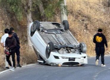 Aparatosa volcadura en la carretera San Juan Tepa-Vicente Guerrero