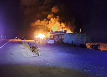 Incendio consume restaurante en la México-Tuxpan; combustible habría causado el siniestro