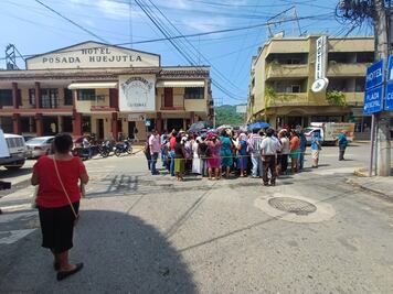 La falta de suministro de agua genera otra protesta de vecinos en calle de Huejutla