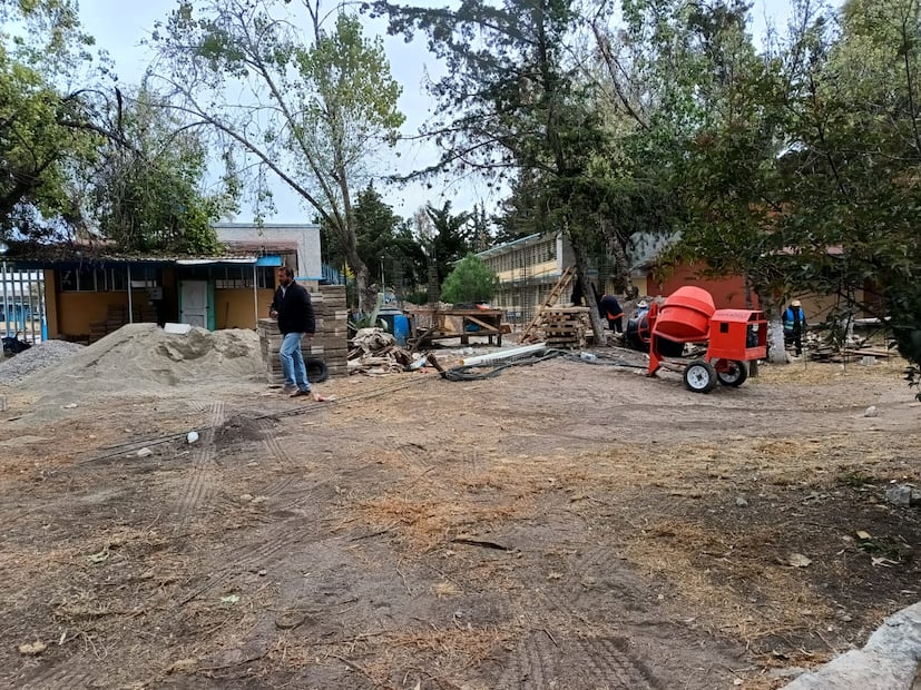 Docentes de la Secundaria General 2 de Pachuca se manifiestan y exigen destitución de director | Foto: Lourdes Naranjo