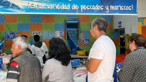 Altos precios y largas filas marcan compras de mariscos en Pachuca