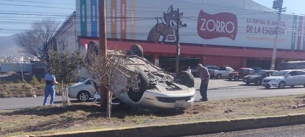 Vehículo vuelca tras choque en Mineral de la Reforma