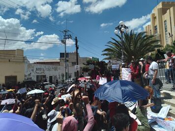 Marchan estudiantes del IDA a la Plaza Independencia