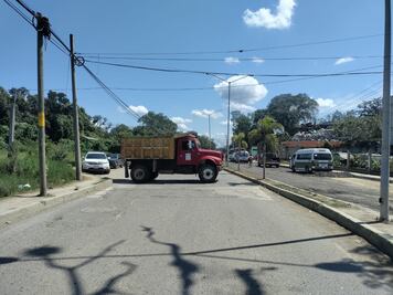 Camioneros de la CATEM bloquean el tramo Huejutla- Chalahuiyapa 