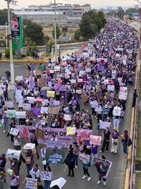 Mujeres toman el Río de las Avenidas durante marcha del 8M en Pachuca