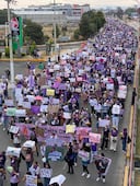 Mujeres toman el Río de las Avenidas durante marcha del 8M en Pachuca