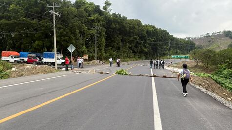 Con bloqueo carretero exigen obra en comunidad de Jaltocán 