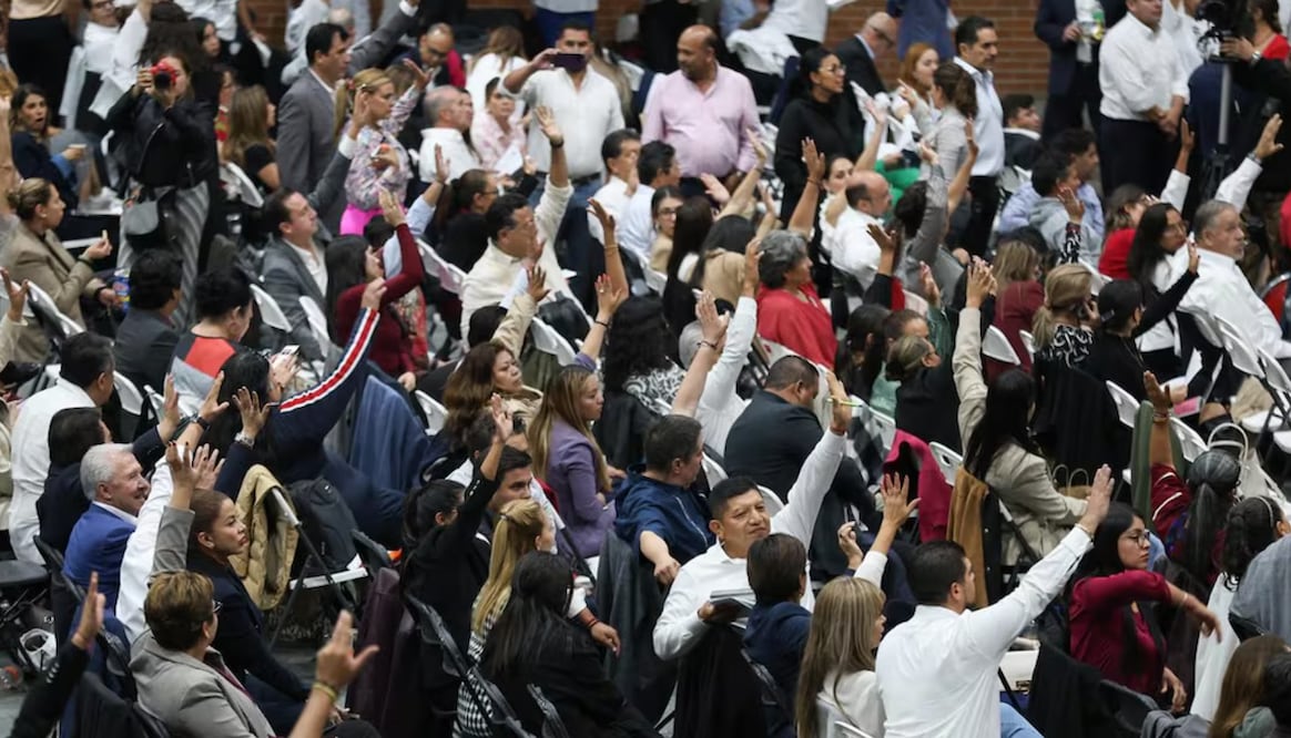 Continúa la discusión Diputados de la reforma judicial en el deportivo Magdalena Mixuhca. Foto: Diego Simón/EL UNIVERSAL