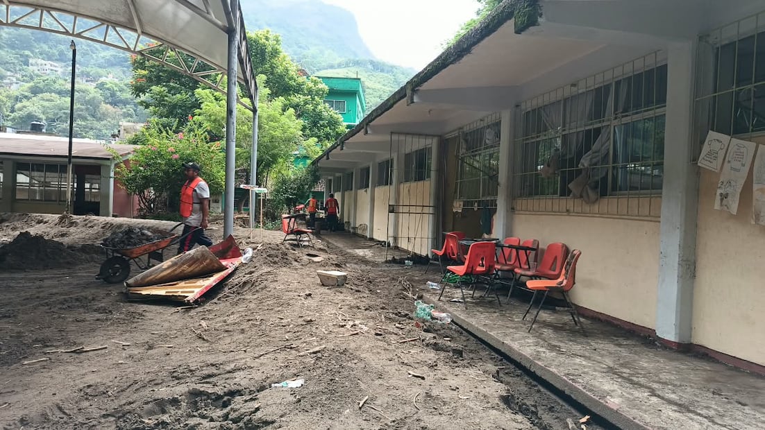 Escuela secundaria general El Caudillo del Sur de Huehuetla, tras vaguada monzónica
Fotos: Lourdes Naranjo