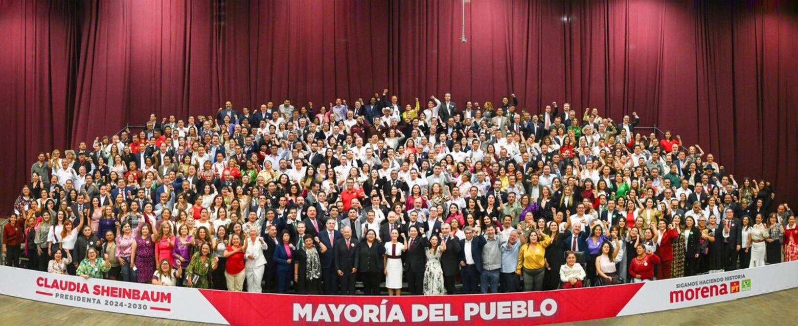 Claudia Sheinbaum con los legisladores de Morena. Foto: Morena