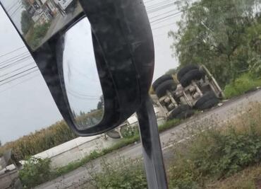 Cierran la carretera Jorobas–Tula por volcadura de pipa con gas L.P.