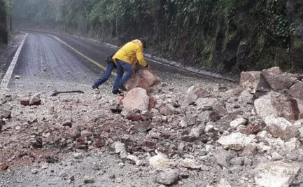 Derrumbes en la Sierra Otomí-Tepehua tras intensas lluvias afectan la carretera estatal