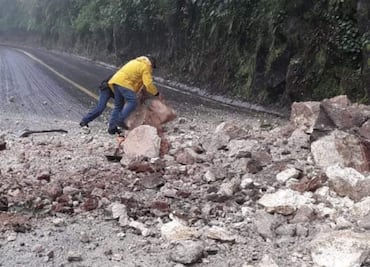 Derrumbes en la Sierra Otomí-Tepehua tras intensas lluvias afectan la carretera estatal
