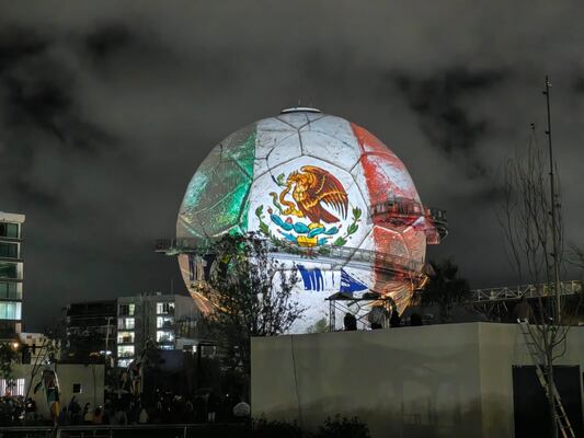 Videomapping transforma al Salón de la Fama en un espectáculo de luz y tradición en Pachuca 