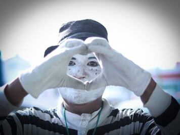 De comerciante a mimo, Orlando, el artista que enfrenta la vida en los semáforos de Pachuca