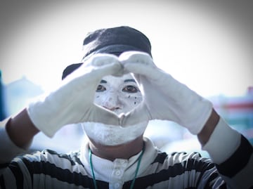 De comerciante a mimo, Orlando, el artista que enfrenta la vida en los semáforos de Pachuca