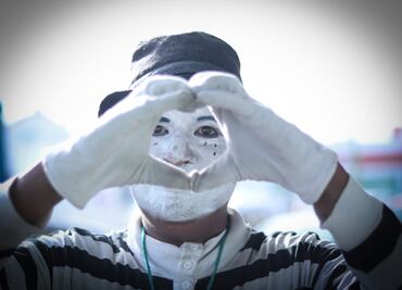 De comerciante a mimo, Orlando, el artista que enfrenta la vida en los semáforos de Pachuca