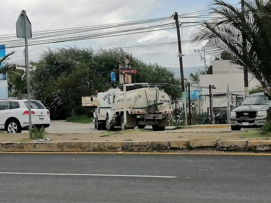 Después de haber vivido un altercado entre vecinos y piperos por la obstrucción de la visibilidad en la carretera México Tuxpan, la Comisión de Agua Potable y Alcantarillado de Tulancingo (CAAMT) intervino para la solución de conflictos. I Foto: Grisel Lira
