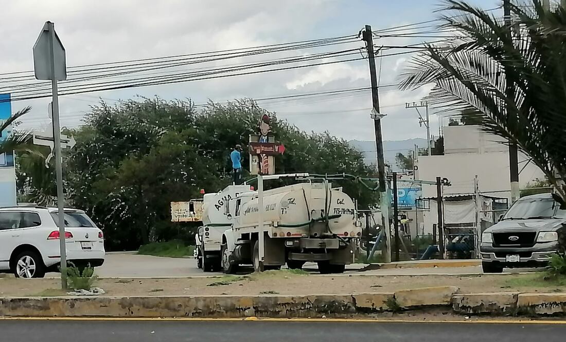 Después de haber vivido un altercado entre vecinos y piperos por la obstrucción de la visibilidad en la carretera México Tuxpan, la Comisión de Agua Potable y Alcantarillado de Tulancingo (CAAMT) intervino para la solución de conflictos. I Foto: Grisel Lira