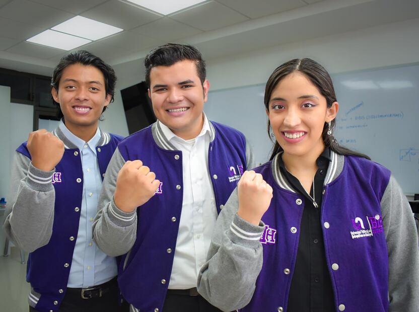 Paulina Bernal Quezada, Roberto Montiel Medina y Adrián Josué Vega Infiesta, junto a su asesora, la Dra. Wendy Daniel Martínez, representaron con orgullo a su universidad, al estado de Hidalgo, a México y Latinoamérica