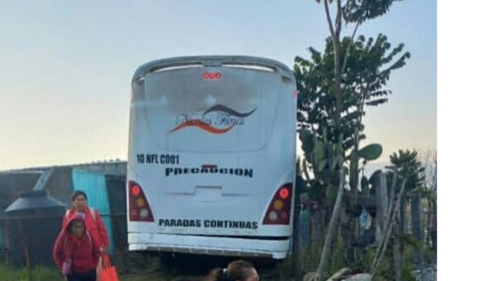 Autobús se queda sin frenos y choca contra una casa