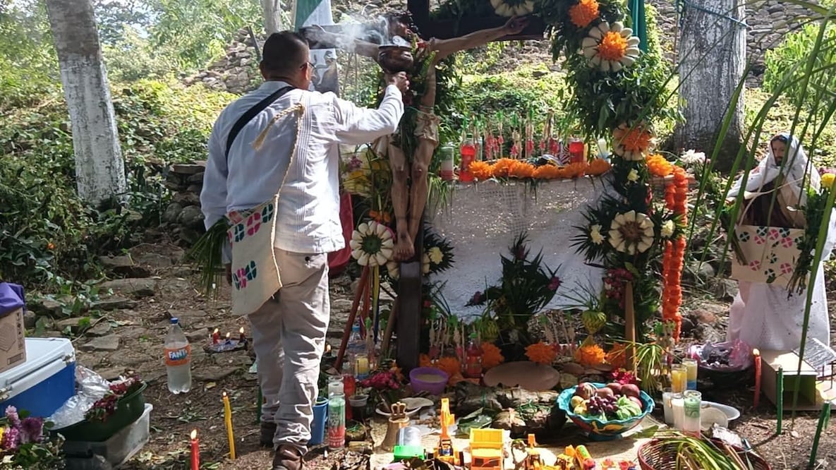 En el marco del Día Internacional de los Pueblos Indígenas, habitantes y médicos tradicionales de la comunidad Tlalchiyahualica, Yahualica, llevaron a cabo un ritual espiritual en el centro ceremonial conocido como La Pirámide I Foto: Especial