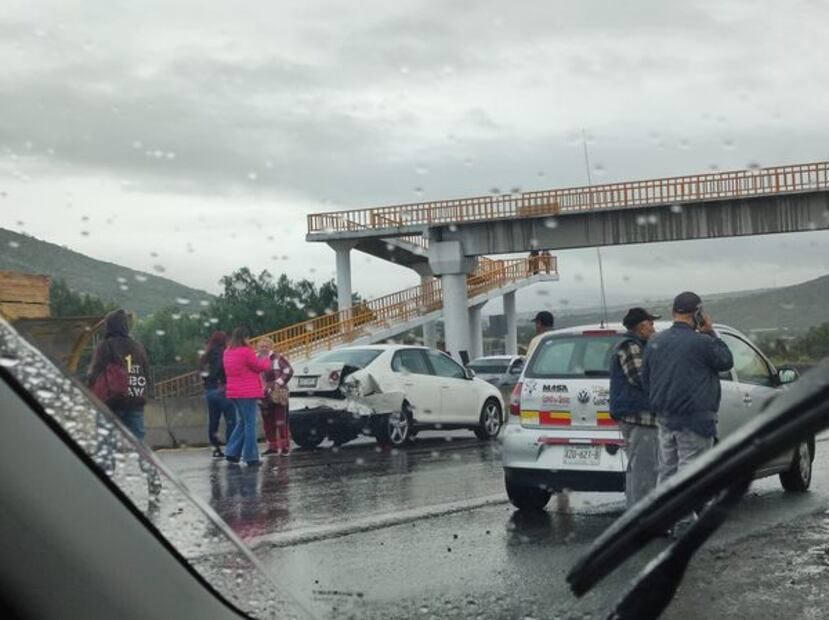 Carambola en la carretera Pachuca-Ciudad Sahagún por exceso de velocidad y piso mojado | Foto: Especial