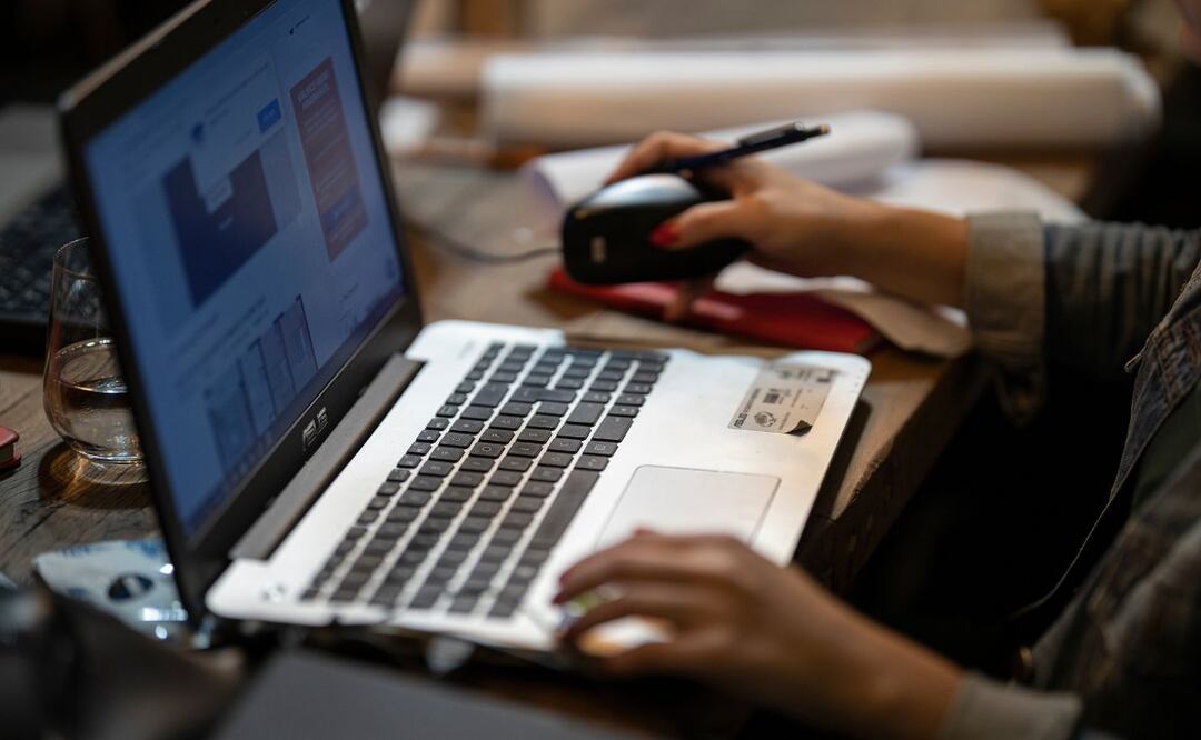 Hay una importante razón por la que deberías cubrir la cámara de la computadora | Foto: Pexels