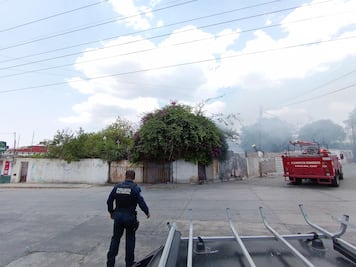 Vecinos rescatan a anciano de incendio en Mineral de la Reforma