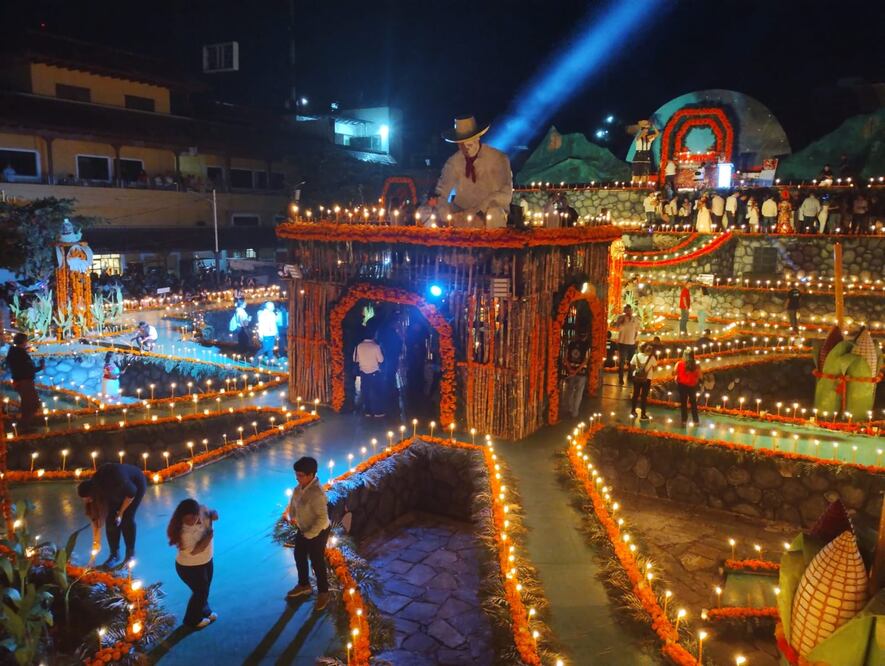 Los vendedores reportan un aumento en sus ventas tras la celebración del Xantolo I foto: Especial