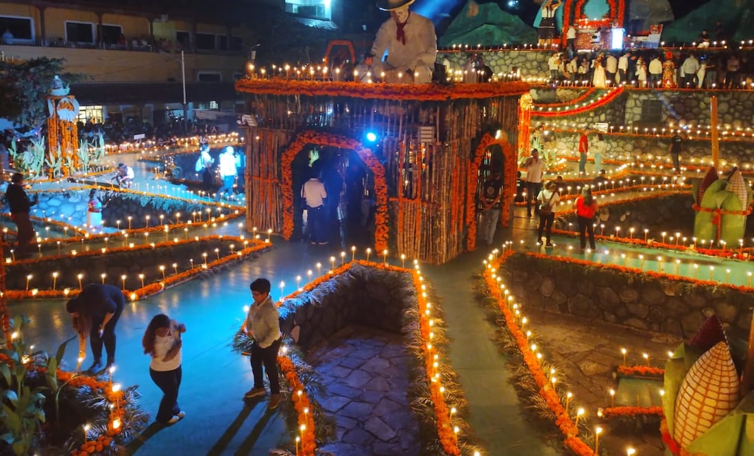 Los vendedores reportan un aumento en sus ventas tras la celebración del Xantolo I foto: Especial