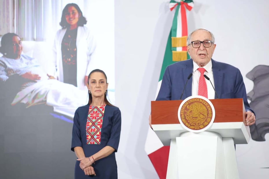 La presidenta Claudia Sheinbaum durante su conferencia matutina desde Palacio Nacional. La acompañan: El titular de la Secretaría de Salud, David Kershenobich. Foto: Agencia EL UNIVERSAL/Luis Camacho/RDB.