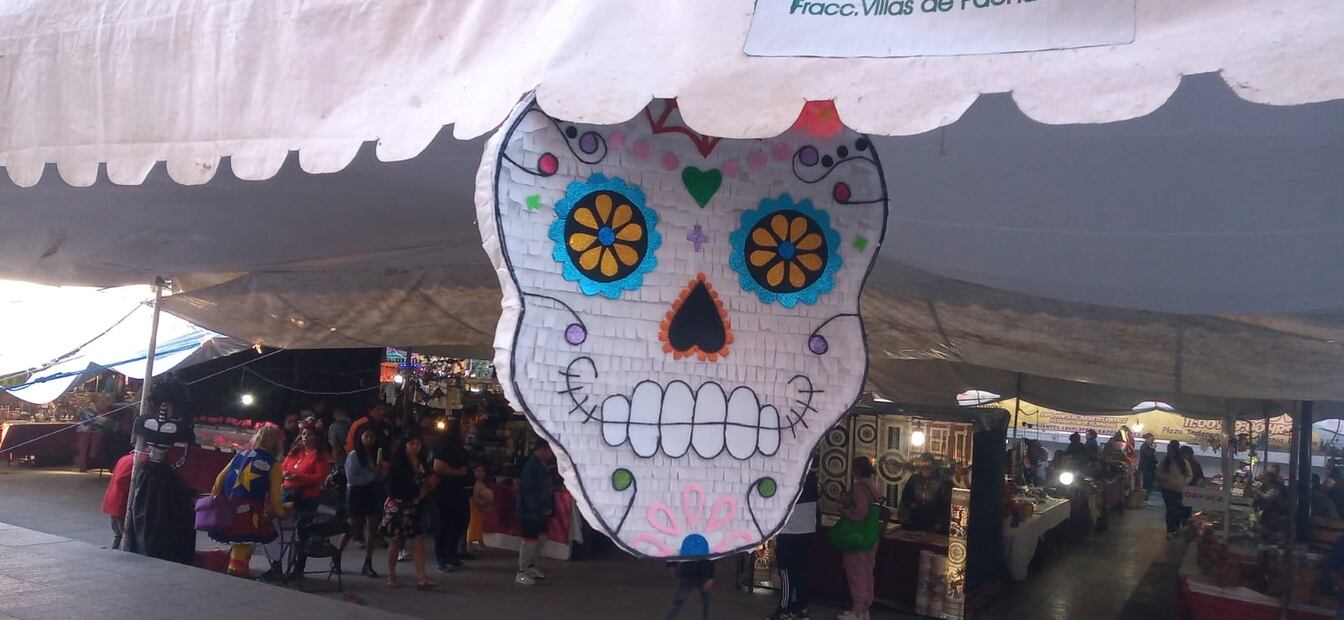 En esta plaza se instalaron 140 comerciantes de 73 municipios del estado, quienes trabajan todos los días para buscar aprovechar la temporada de mayor venta foto: ARturo Torres