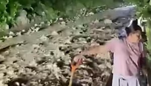 Intensas lluvias y caudal del río Camarones afectan entrada a San Bartolo Tutotepec