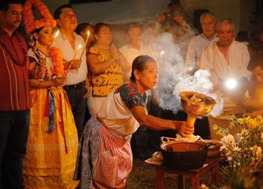 En Hidalgo, con las ofrendas guardan tradición de los difuntos