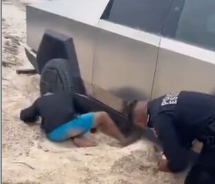 Video: Cybertruck de Tesla se atasca en playa de Yucatán; dueño y elementos de policía estatal intentan rescatarlo 