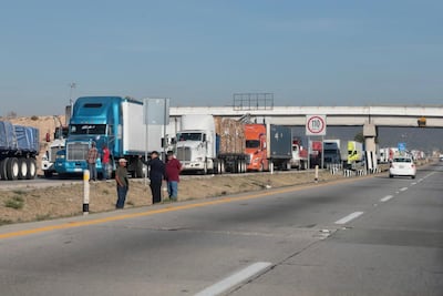 Ejidatarios mantienen bloqueo en Arco Norte; amenazan con extenderlo un día más