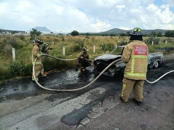 Se incendia camioneta sobre la carretera Ciudad Sahagún–Pachuca