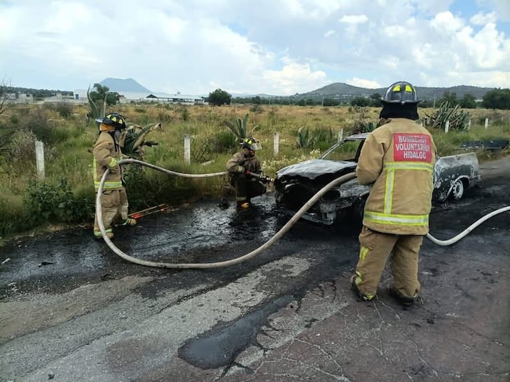 Se incendia camioneta sobre la carretera Ciudad Sahagún–Pachuca