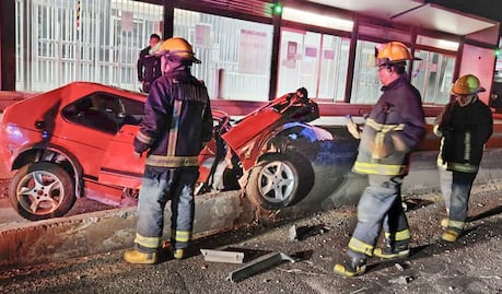 Conductor ebrio se estampa contra puente de Téllez