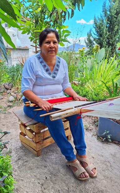 Artesana hidalguense recibe mención honorífica en el Concurso Nacional de Textiles | Foto: Especial